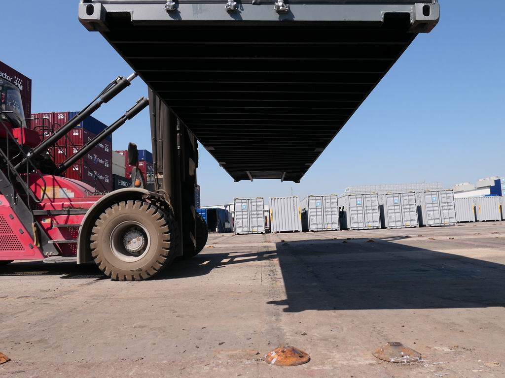 Forklift of 40' High Cube Container